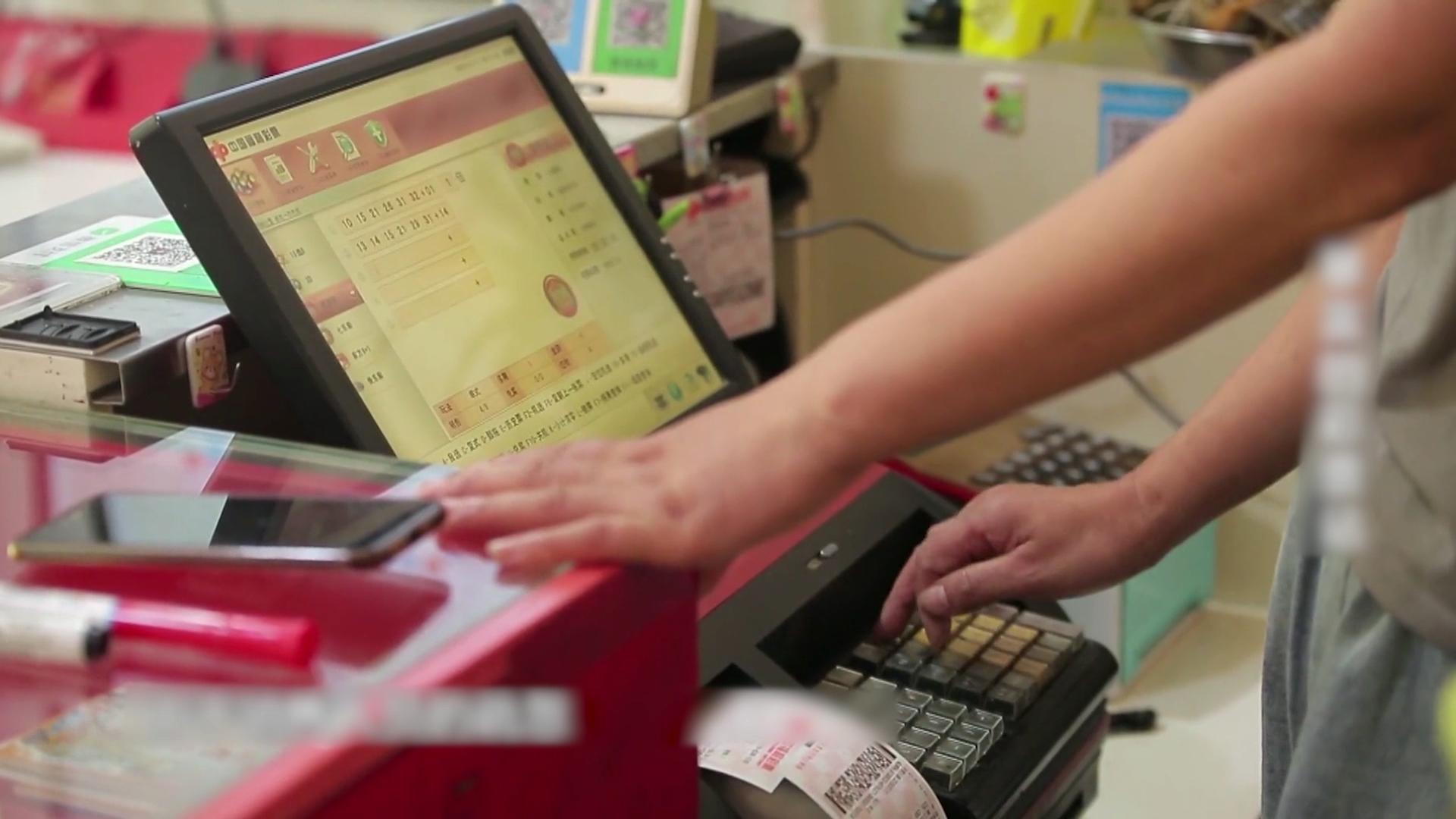 农村小伙靠彩票年入20亿,小伙卖彩票一年挣80多亿