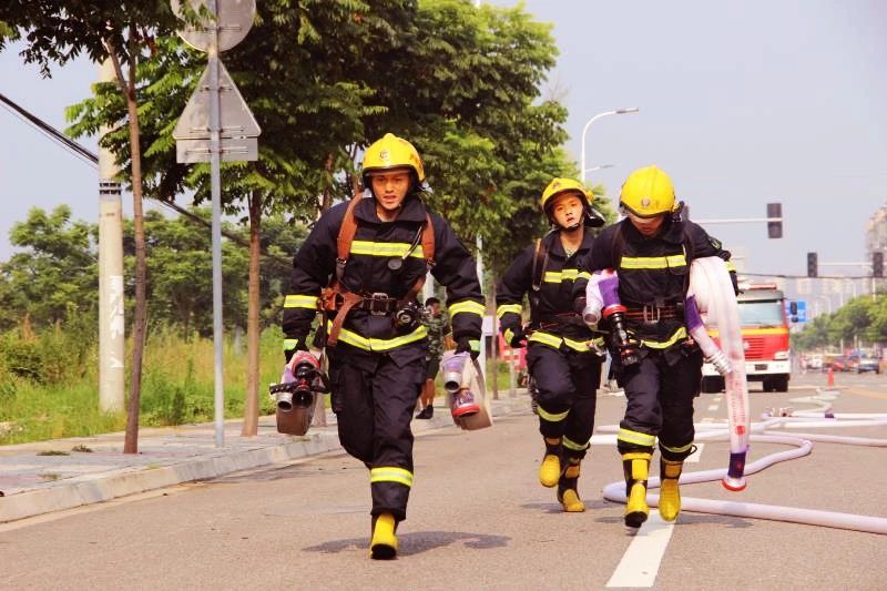 致敬逆行英雄|德阳最帅男团队长陈伟，肩负生命不能承受之重