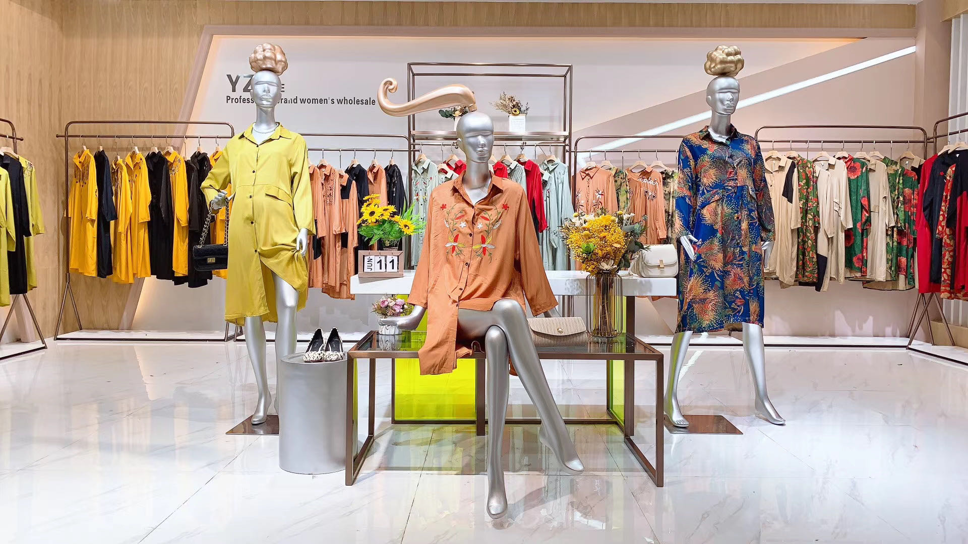 开一家女装品牌折扣店需要多少钱,一家很有名的女装店