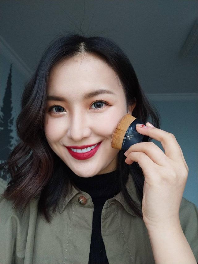 papi酱签约艺人遭家暴,被前任扇耳光烫烟头,男方这表现毫无悔意