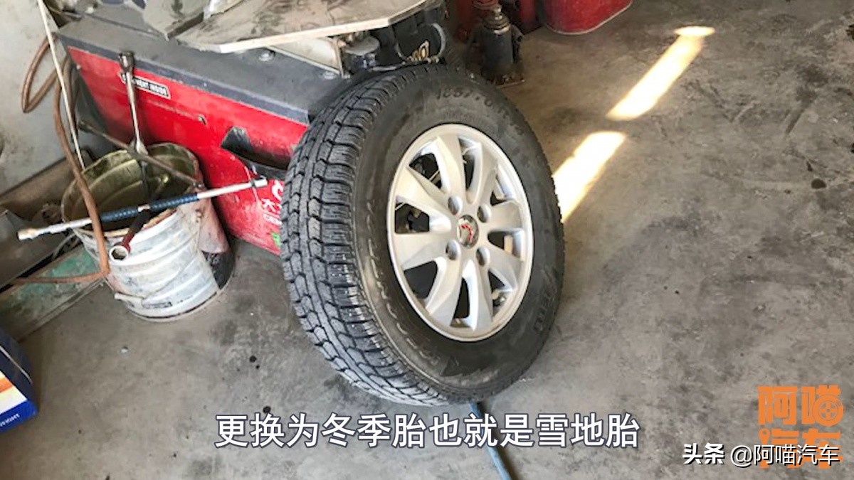 冬季汽车装防滑链好还是换雪地胎,冬季换雪地胎要全部更换吗