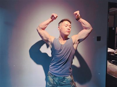 200多斤“酒人”8年坚持“撸铁”变身肌肉型男