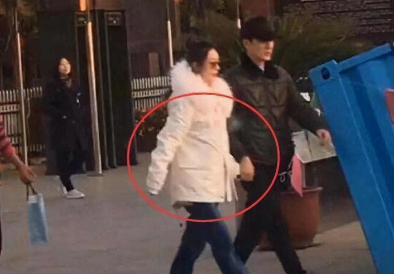 赵小刀卧室曝光,床上“骨盆正骨器”让宝妈红了眼:十生9疼一苦