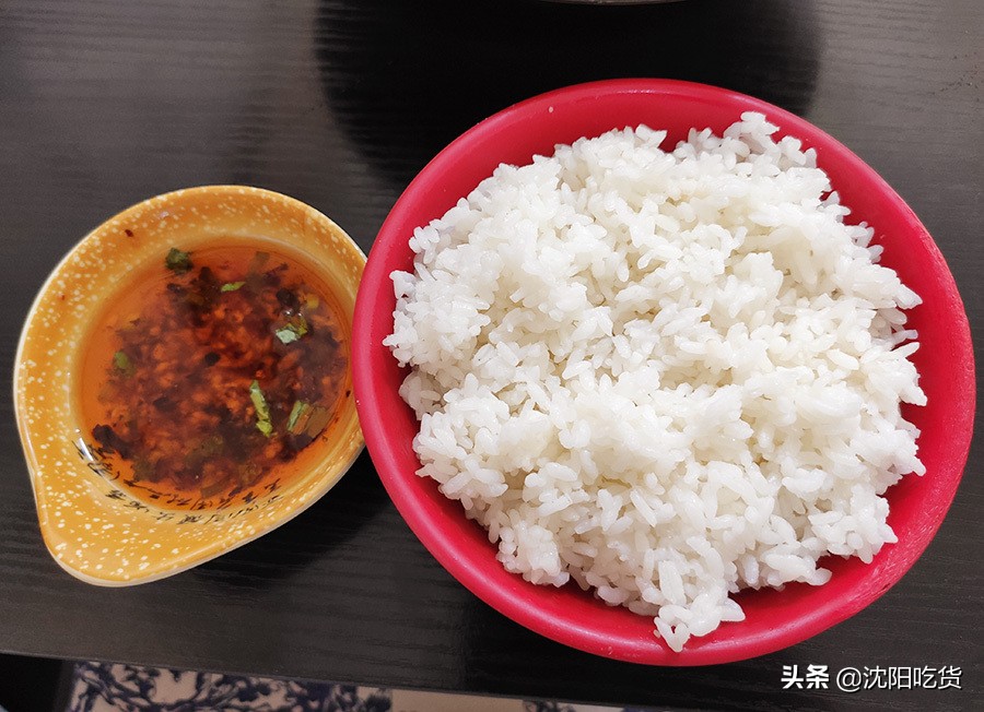 冒菜是一个神奇的存在,味道像牛油火锅,还可以蘸油碟配米饭