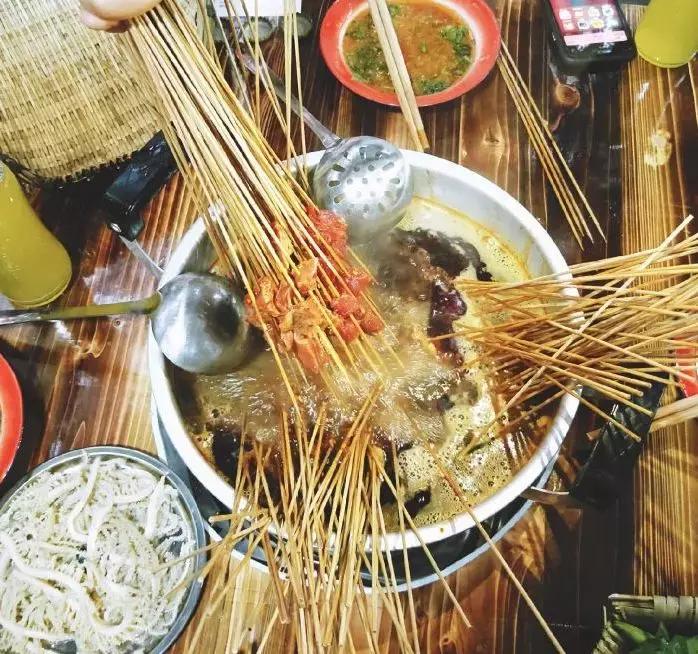 终于被我吃到了！这一锅90年代的麻辣烫，才是咱老成都挂念的市井味啊！