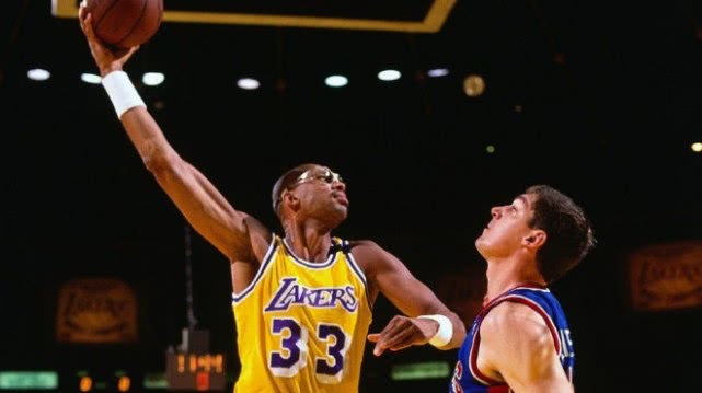 詹姆斯举起mvp奖杯,美媒评选过去16年西决mvp