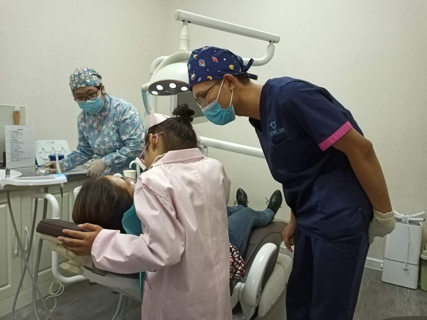 怎样给孩子讲牙齿护理知识,小牙医护齿视频