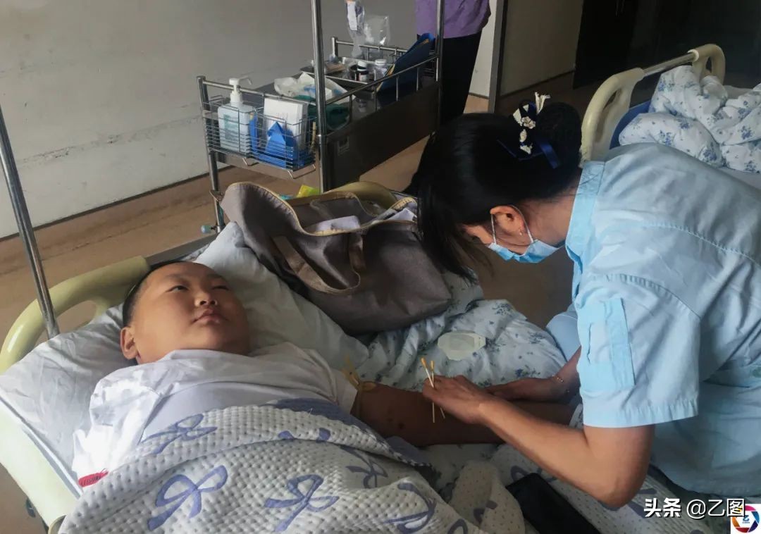 男孩手臂意外被断,男孩意外断臂急需救治