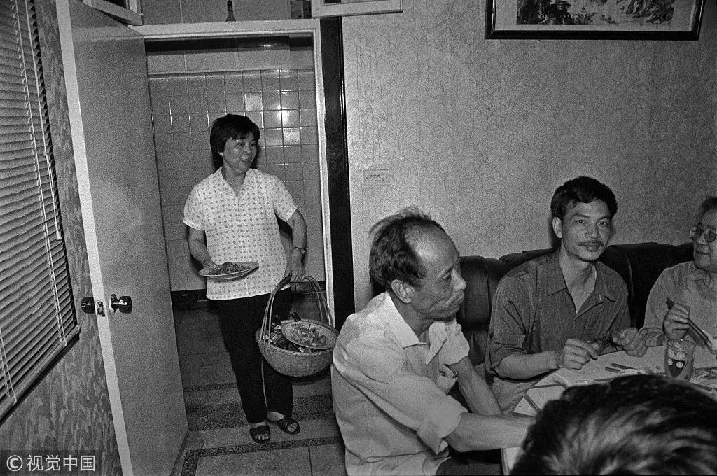 70张照片合集视频,70年衣食住行对比图