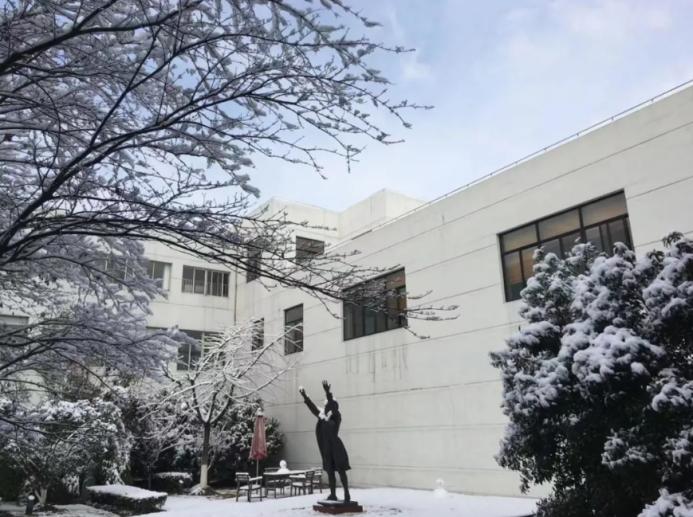 中国*产党共**创办的第一所高等学府，以城市名字命名，孙中山、毛*东泽**直接关怀！