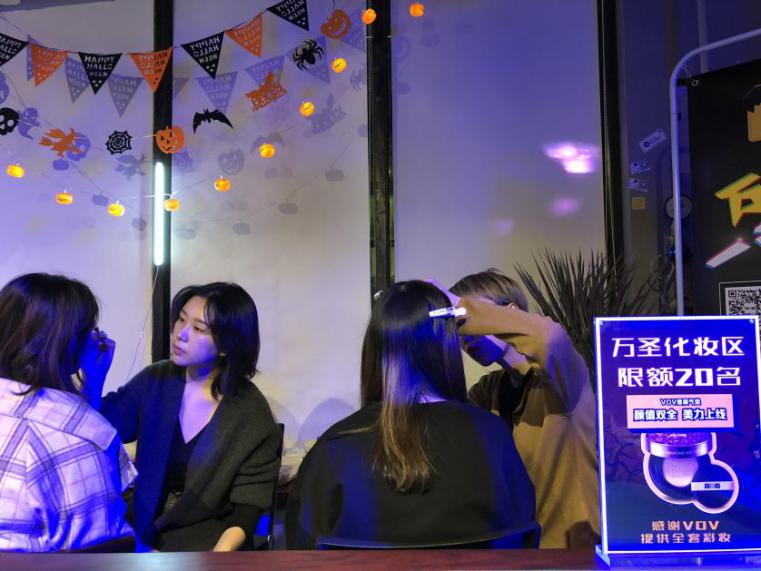 万圣不眠夜,微博千万粉博主英国报姐联合VOV薇欧薇,一起鬼混!