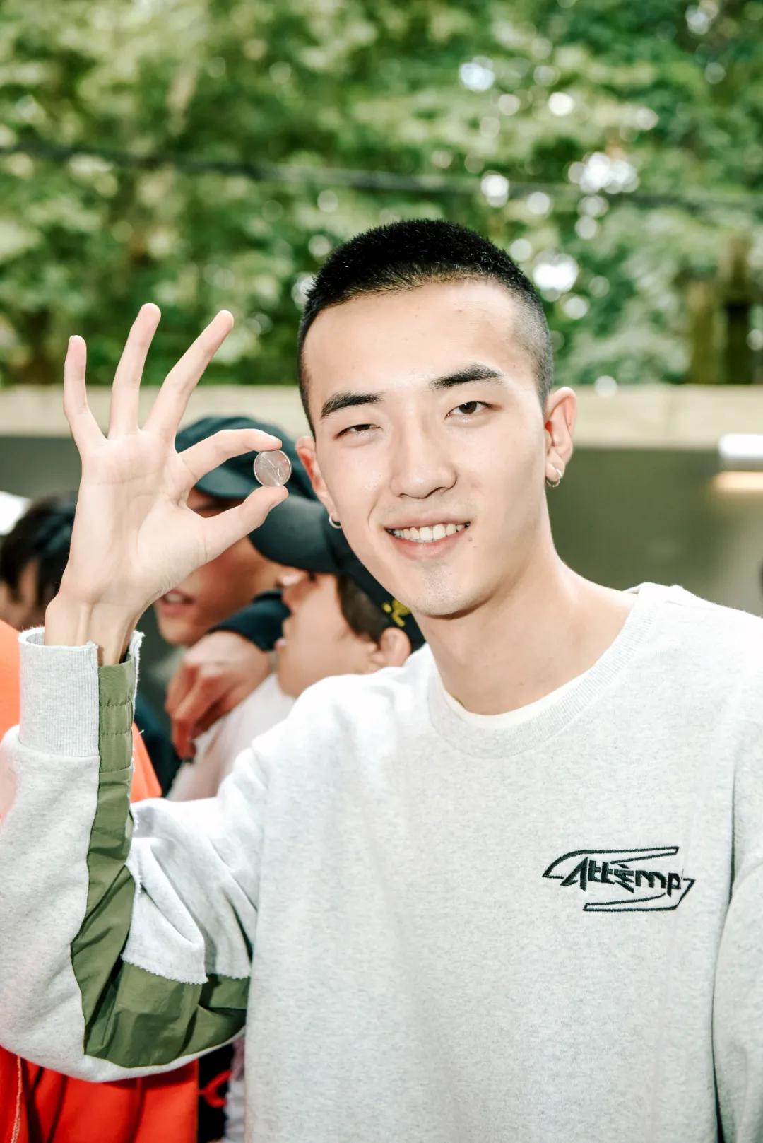 悄悄地说!我们和一众潮人被带去了个神秘空间,里面居然…