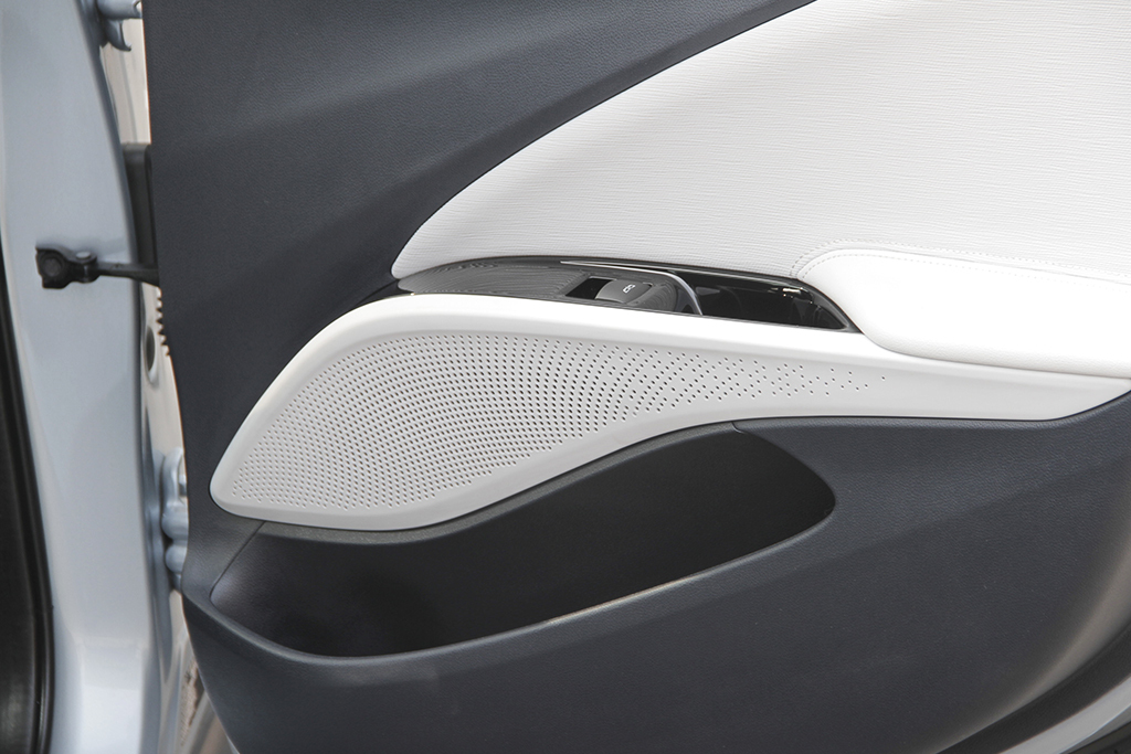 一台可以给你推背感的纯电小车,一辆让你骑着有幸福感的车子