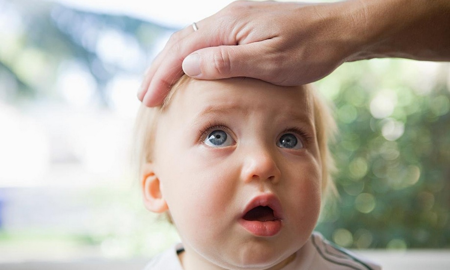 宝宝掉床怎么判断是否有危险,宝宝掉床解决办法