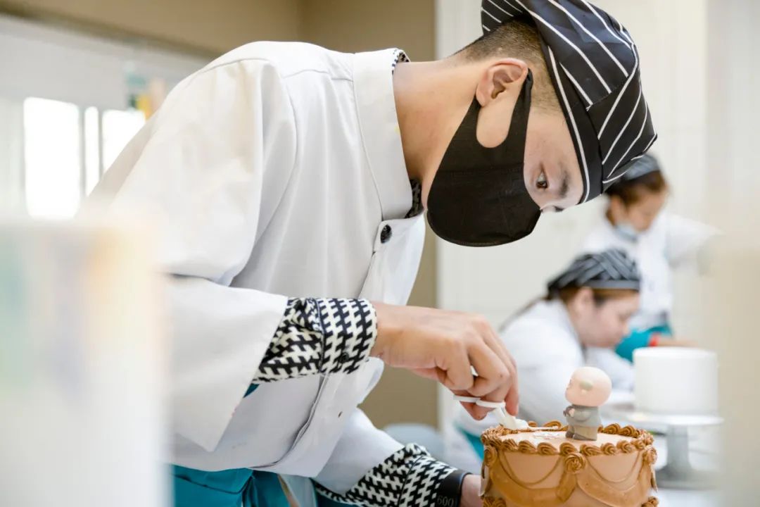 新生故事|他从雪域圣地的理塘而来，梦想着把西点的味道带回家乡