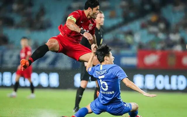 叶重秋踢杨世元红牌,上港杨世元