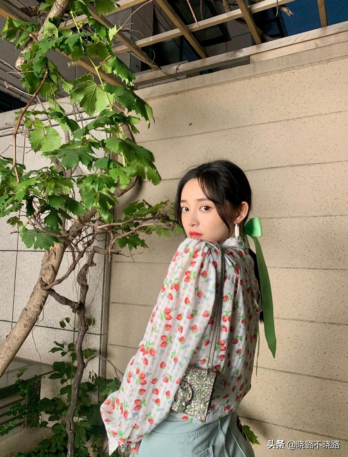 这个春天必学的气质发型,这个春天小丝巾这样搭