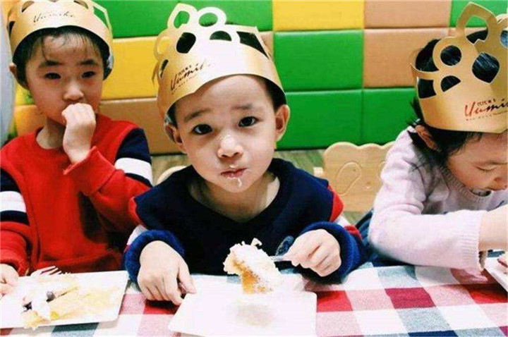 为了给儿子难忘的生日，宝妈送高级蛋糕到幼儿园分享，结果搞砸了