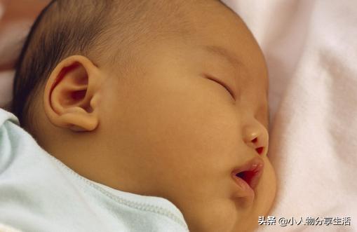 宝宝睡偏头矫正有妙招,睡偏头怎么矫正