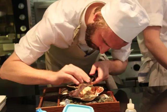 深夜除了晒烤串，还能晒太阳