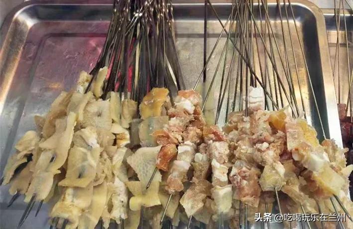 南关夜市这家烤肉，老板12岁出门打拼，烤肉就做了20多年