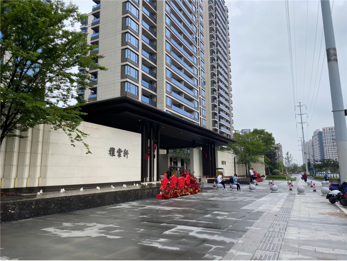 电梯因暴雨变水帘洞漏水,小区渗水地下室成水帘洞