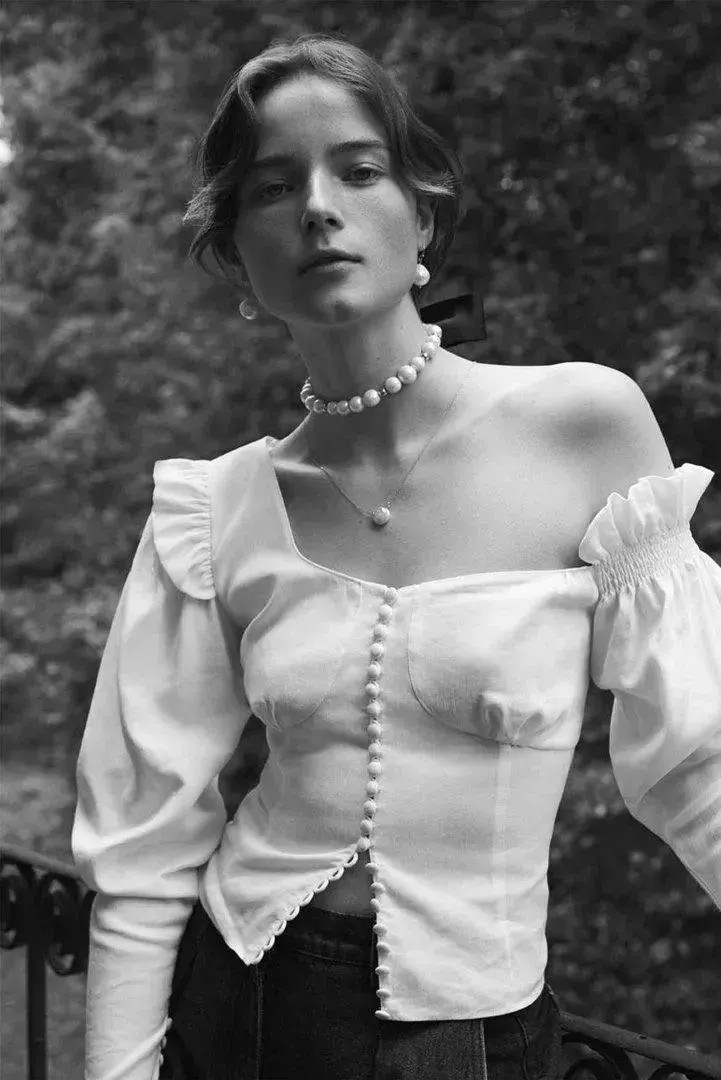 来不及减肥？今夏流行的“显瘦”方领单品，它可以拯救你