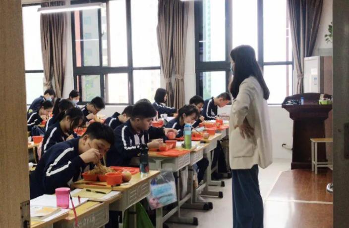 “孩子放学，我还没下班”，教育部发布解决方案，有人欢喜有人忧