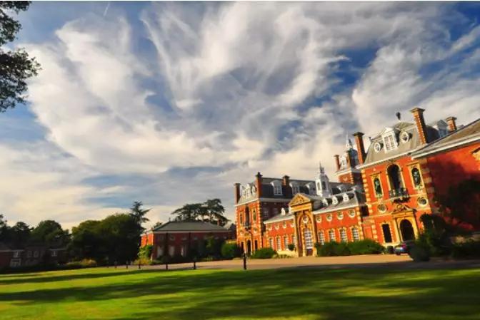 天津这所学校火了!高尔夫、足球、科学实验...孩子吵着都要来