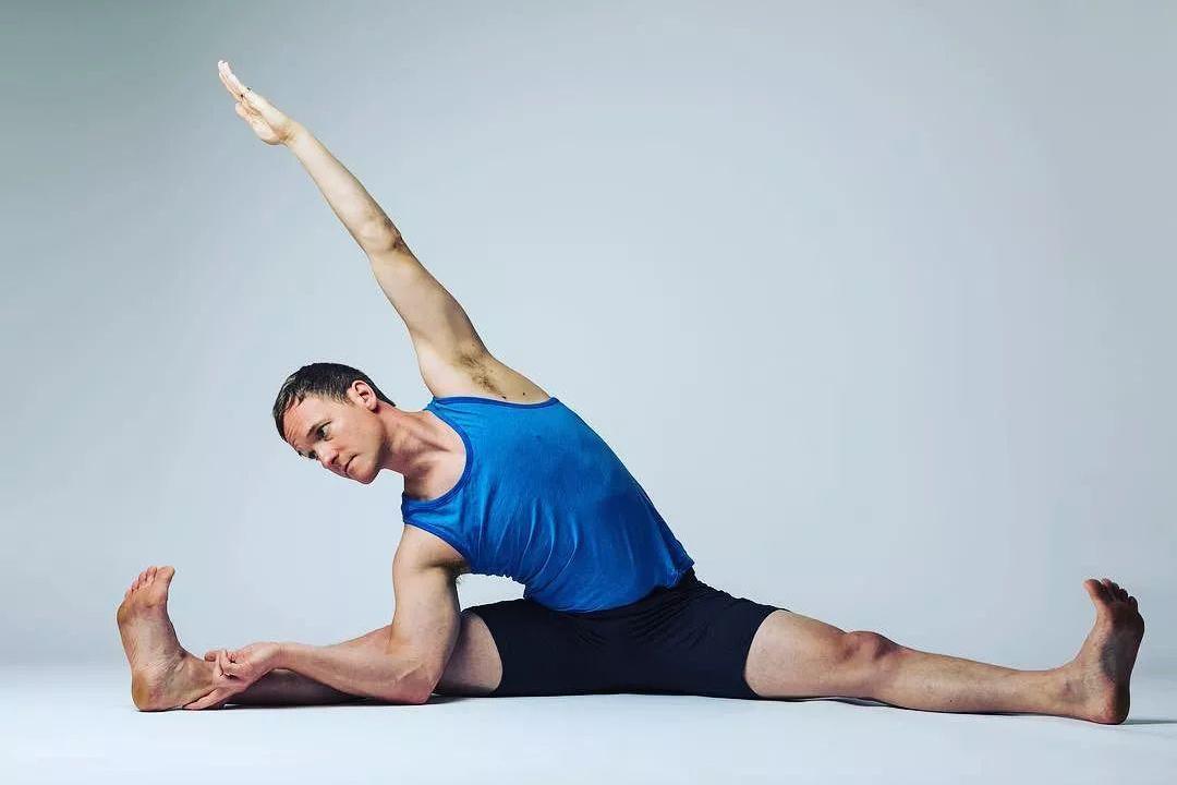 男性瑜伽初学者必看动作,男性瑜伽初入门的基本动作