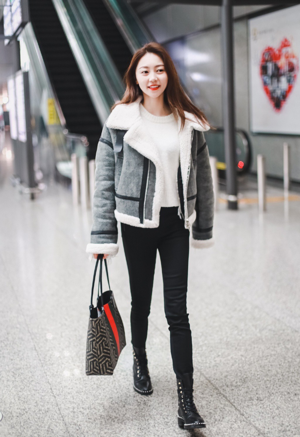 剧中她嫁老板杨幂的未婚夫，今穿机车服配紧身裤，大长腿不输杨幂