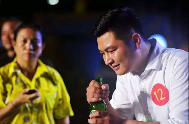 酒王大赛周赛吹瓶最快3秒70！震惊金沙滩啤酒城