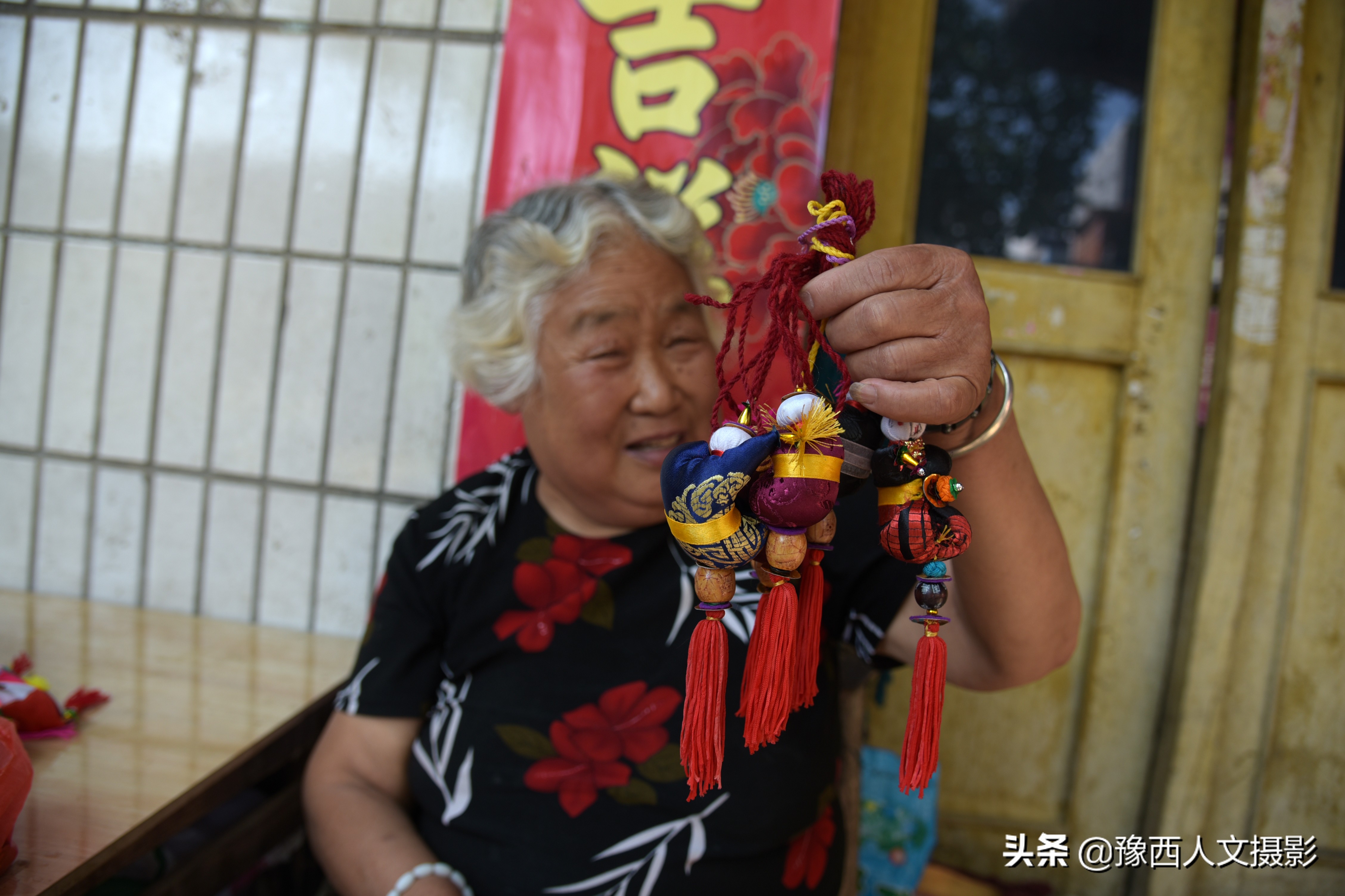 山乡大娘打手灯做缝纫，12块布头缝制传统香包，一年卖不够800元