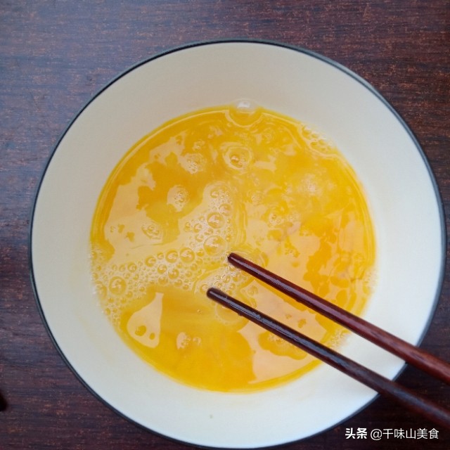 鸡蛋羹用这个方法蒸不老,冷水温水不重要,不腥,爽滑还没蜂窝