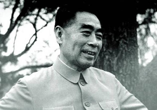 美国记者与周恩来握手，故意掏手帕不停擦手，周总理一招轻松反击