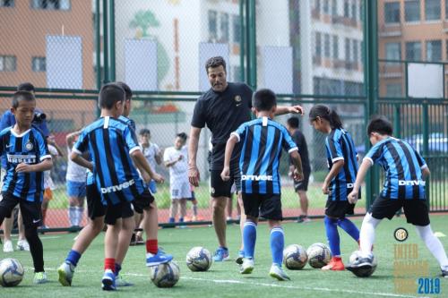 今天，这支小学生足球队迎来了国际足球明星！孩子们都乐疯了