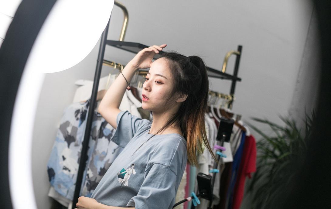 服装批发市场一手货源直播,服装店怎么直播找货源