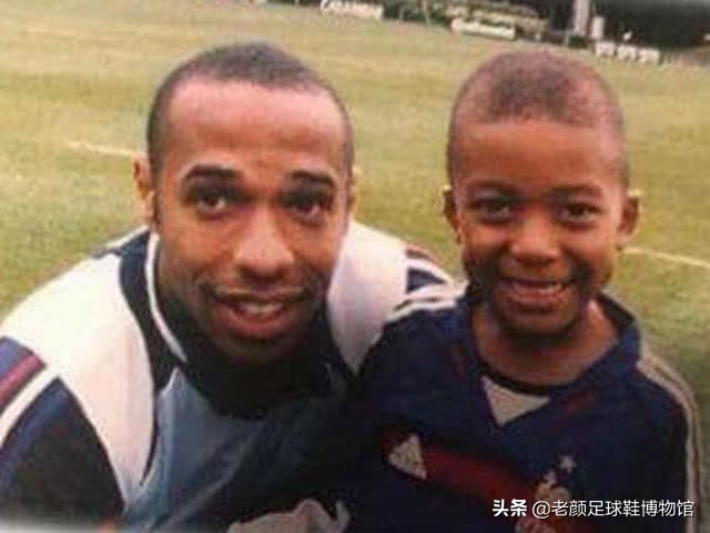 枪王加盟巴萨如愿获得欧冠，生涯唯一污点用手将法国队拍进世界杯