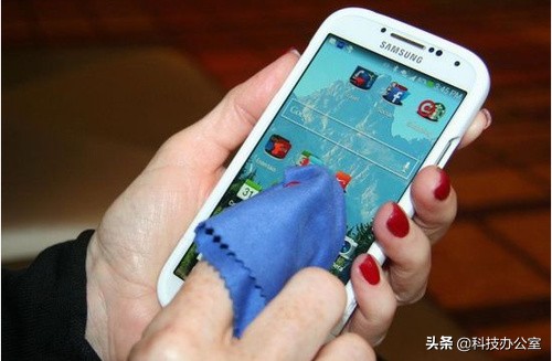 手机屏幕脏了怎么擦才能擦干净,手机屏幕脏了用什么擦才能干净