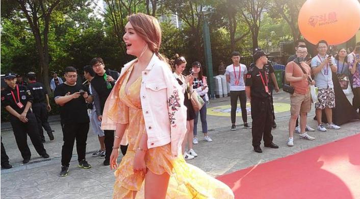 前“颜值一姐”张琪格，传言得富豪青睐，请她到国外玩了1个月