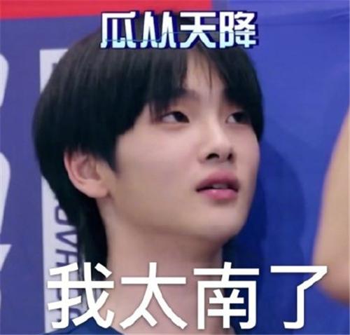 最近抖音上淡黄的长裙蓬松的头发,淡黄色的长裙蓬松的头发是什么梗