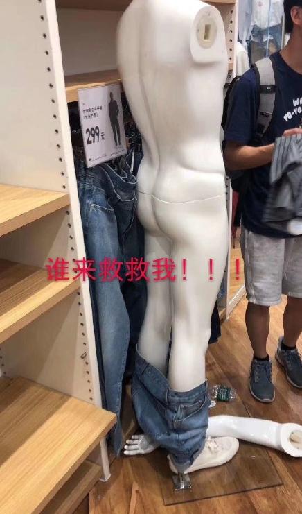优衣库上演“丧尸围城”，大爷大妈们看呆了...