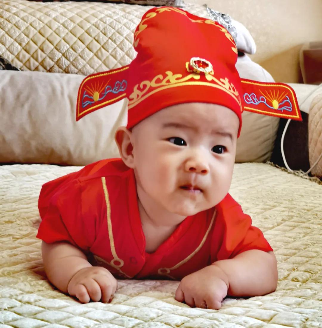 外孙百天照片,小外孙过百天