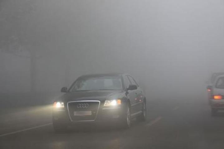 夜晚被对方用远光灯照射如何反击,被远光灯晃应该怎么处理