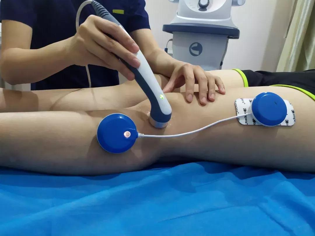 踝关节扭伤会引起扁平足吗,扁平足造成膝关节受伤怎样治疗