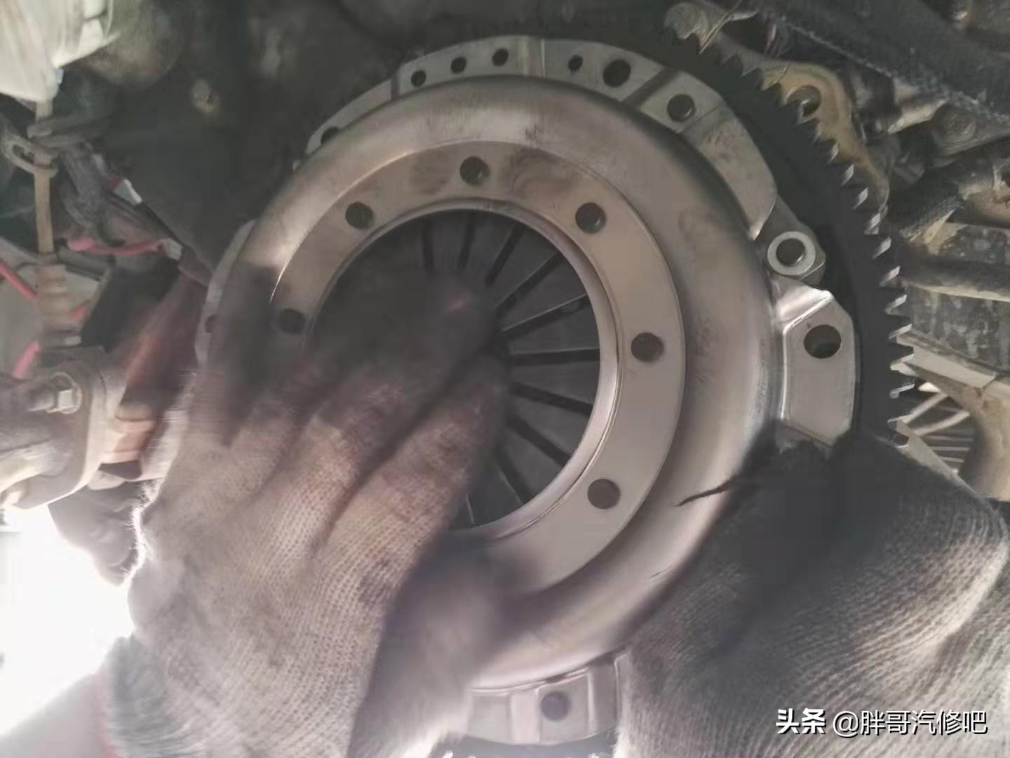 五菱之光挂档不走，胖哥以为换挡拉线脱落，原来是摩擦片报废了