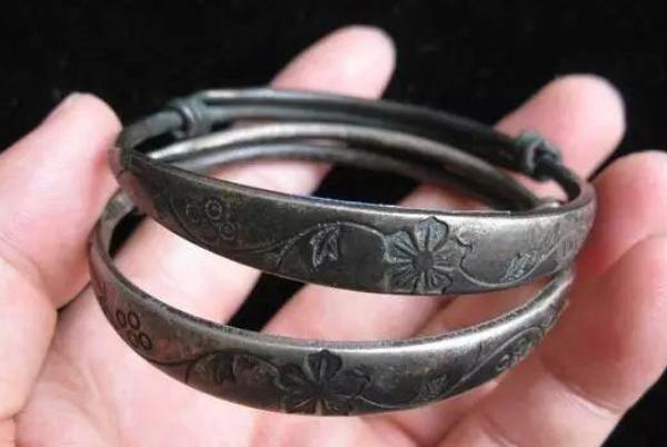 同样的银手镯一个发黑一个发亮,银手镯好久不戴了变黑怎么清洗