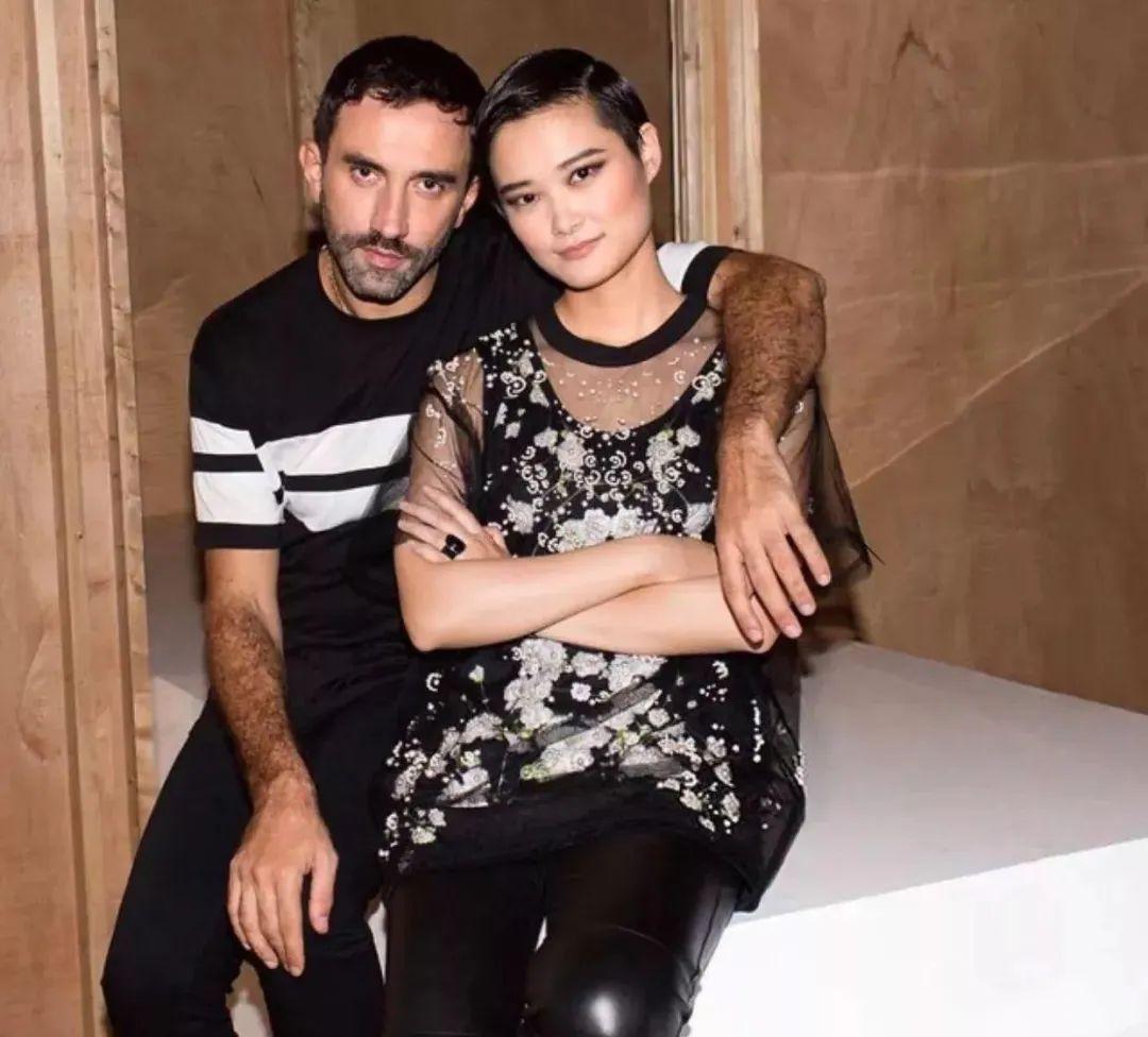 李宇春和刘雨昕私下关系,李宇春刘雨昕穿裙子