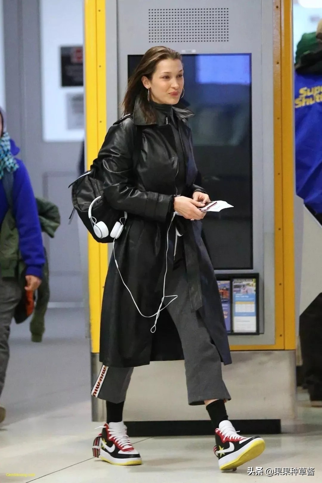 杨幂黑色字母袜王牌对王牌,杨幂格子衫高筒靴秀逆天长腿