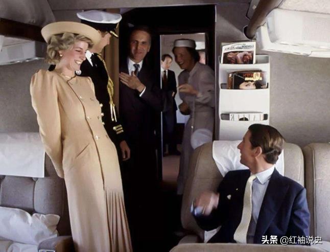 查尔斯送戴安娜礼物,查尔斯与戴安娜的罕见甜蜜同框